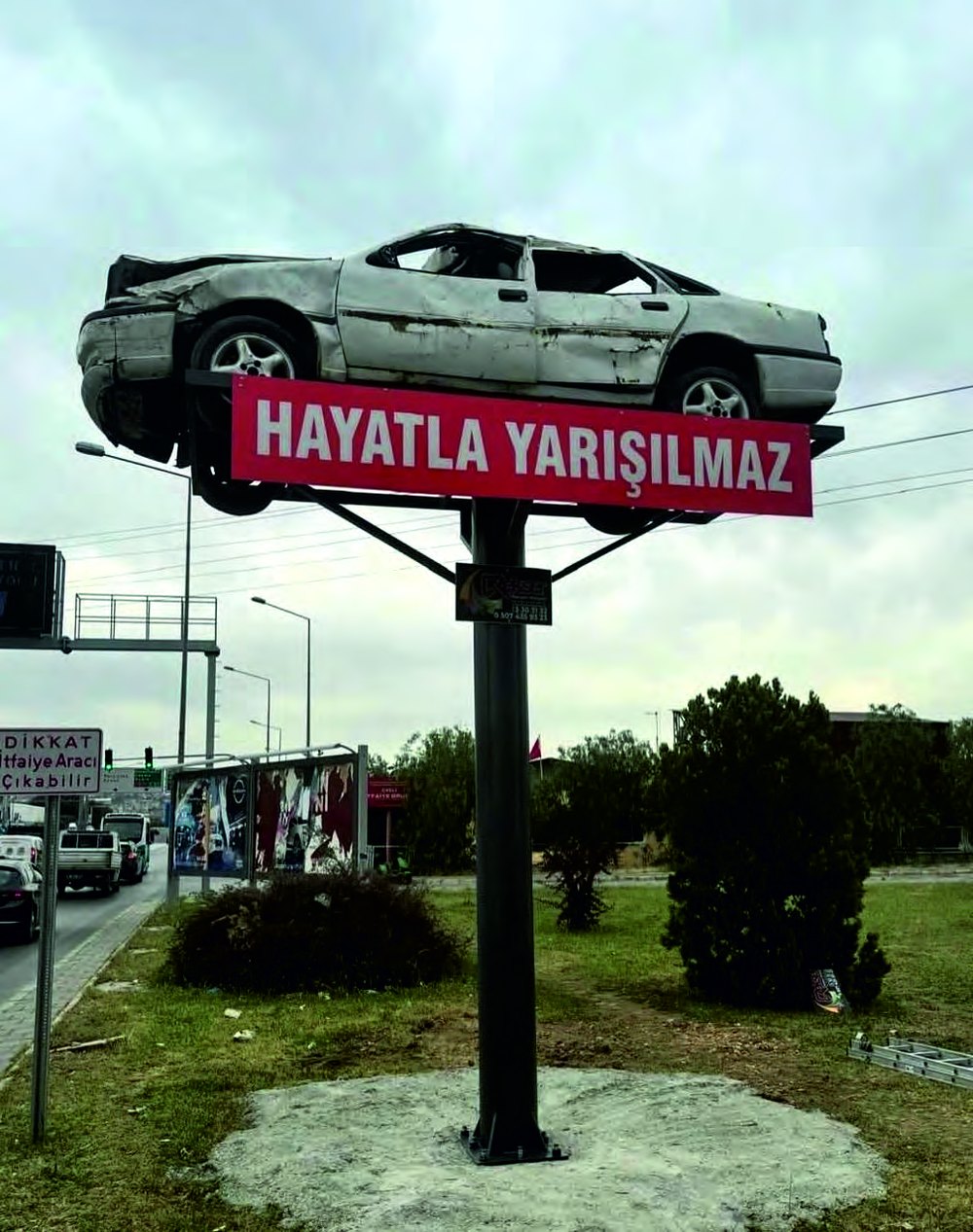 Hayatla Yarışılmaz trafik güvenliği ikaz totemi — kaza aracı